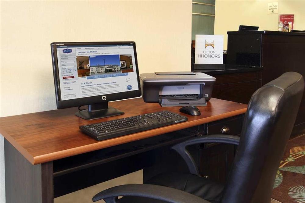Hampton Inn Madison Amenities foto